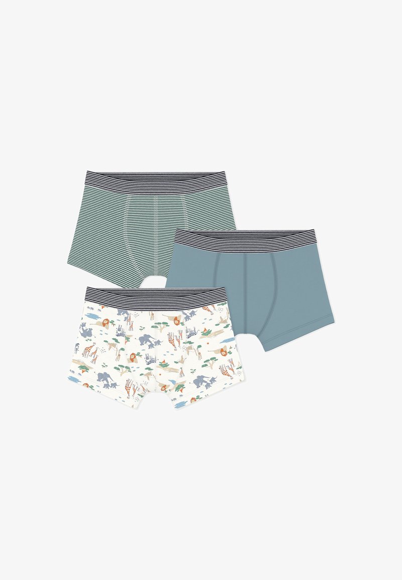 Σετ τριών αντρικών εσωρούχων μποξεράκια: ένα με πράσινες και ναυτικές ρίγες, ένα μονόχρωμο τιρκουάζ και ένα με πολύχρωμο ζωικό μοτίβο σε λευκό φόντο.