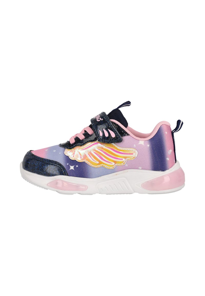 Kinderschuhe mit einem Farbverlauf-Design in Pink und Marineblau, mit einem Flügelakzent und reflektierenden Details, weißer Sohle und pinken Akzenten.