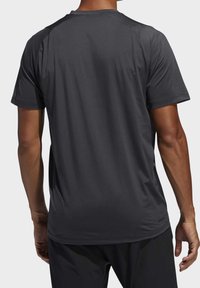 Pánské tmavě šedé sportovní tričko vyrobené z lehkého materiálu, se short sleeve, kulatým výstřihem a hladkou texturou.