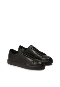 Sneakers din piele neagră cu o finisare netedă, vârf rotund și talpă plată din cauciuc. Au șireturi tradiționale și detalii laterale minimaliste.