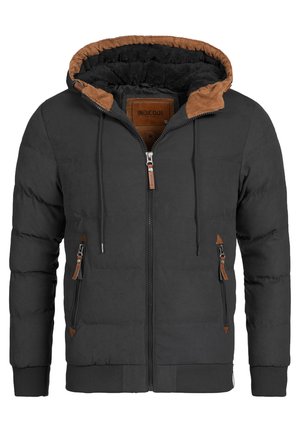 Chaqueta de plumas negra con capucha forrada de pana marrón texturizada, cierre de cremallera y dos bolsillos laterales con detalles de cuero. Puños elásticos.