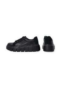Schwarze Sneaker mit einem eleganten Design aus Leder und Wildleder, ausgestattet mit einer dickeren, gerillten Sohle, fünf Ösen und einer runden Zehenpartie.