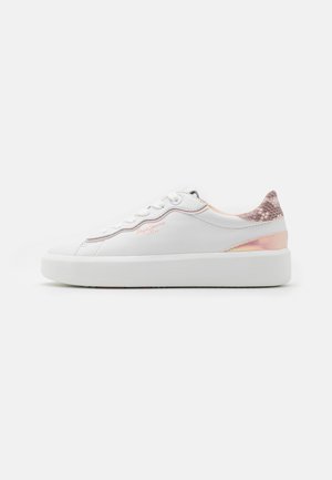 Sneakers bianchi in pelle con un tallone a motivo testurizzato rosa e beige, dotati di una spessa suola bianca e cuciture decorative.