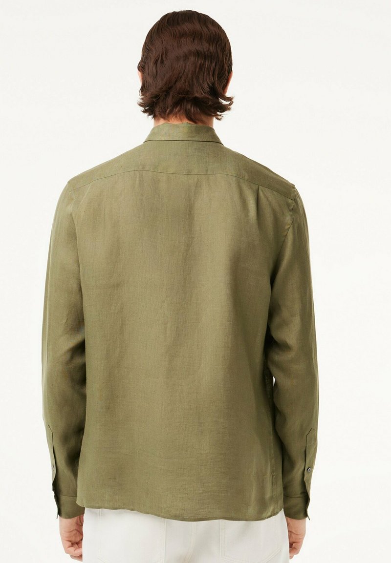 Camicia a maniche lunghe verde oliva in lino. Presenta un taglio dritto, polsini con bottoni e un design posteriore pulito senza dettagli visibili.