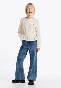 Tommy Hilfiger - STRIPE WIDE - Vaqueros a campana - stripedenim Imagen en miniatura 1