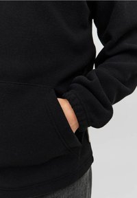 Zwarte fleece sweatshirt met een kangoeroe-pocket, ribbelmanchetten en een gestructureerde afwerking, met een overall ontspannen pasvorm.