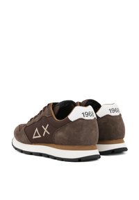 Sneakers in suede marrone con dettagli bianchi sul tallone, caratterizzati da una tomaia in tessuto marrone, dettaglio logo e suola in gomma nera. 1968 stampato sul retro.