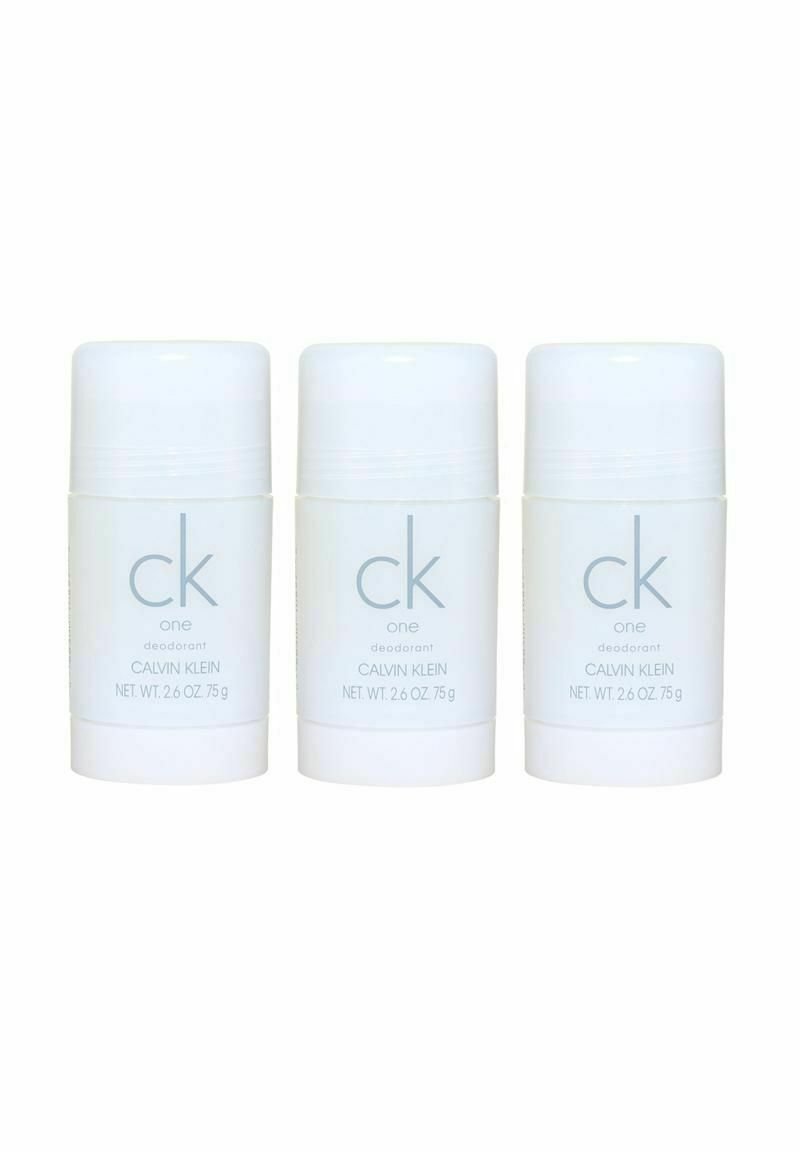 Kolme valkoista tikku deodoranttia, joilla on sileä pinta. Jokaisessa on vaaleanharmaalla painettuna "ck one" ja "CALVIN KLEIN". Nettopaino 75 g (2,6 oz).