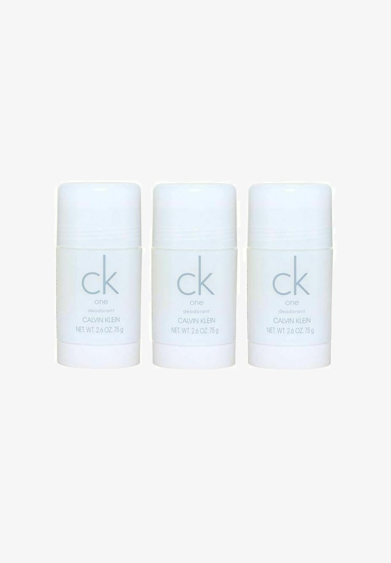 Kolme valkoista tikku deodoranttia, joilla on sileä pinta. Jokaisessa on vaaleanharmaalla painettuna "ck one" ja "CALVIN KLEIN". Nettopaino 75 g (2,6 oz).