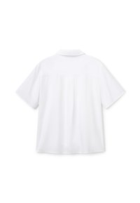 Camicia bianca a maniche corte con colletto, texture liscia, orlo dritto e una singola piega sul retro per una maggiore facilità di movimento.