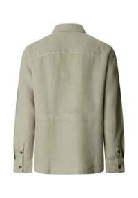 Camicia da uomo in lino beige a maniche lunghe vista da dietro, con colletto classico, polsini con bottoni e cuciture semplici.