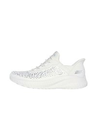 Zapatillas deportivas blancas con parte superior texturizada que presenta pequeños perforados y detalles de pedrería, talón curvado y suela acolchada.
