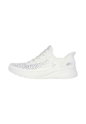 Zapatillas deportivas blancas con parte superior texturizada que presenta pequeños perforados y detalles de pedrería, talón curvado y suela acolchada.