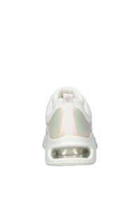 Zapatilla deportiva blanca con parte superior de malla texturizada, acentos reflectantes y una suela acolchada con una unidad de aire visible en el talón.