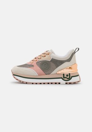 Baskets à profil bas avec des panneaux en daim beige, rose et gris, un accent talon en or rose, un logo texturé et une semelle en caoutchouc avec un détail de bande verte.