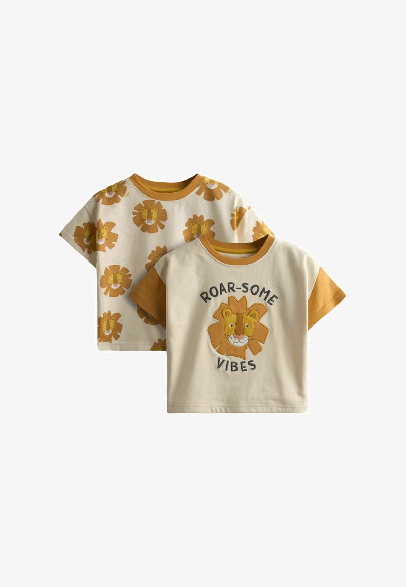 Deux t-shirts à manches courtes pour tout-petits avec des visages de lions ; l'un présente plusieurs lions partout, l'autre affiche "ROAR-SOME VIBES" avec un grand visage de lion.