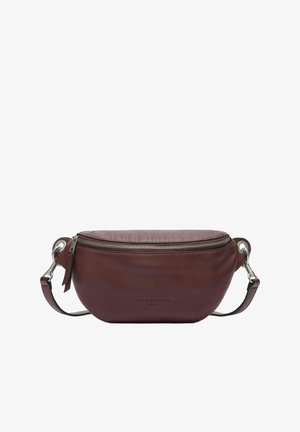 Bordeauxrode leren crossbodytas met een gestructureerde afwerking, ritssluiting en verstelbare riem. Voorzien van een subtiel geperst logo aan de voorkant.