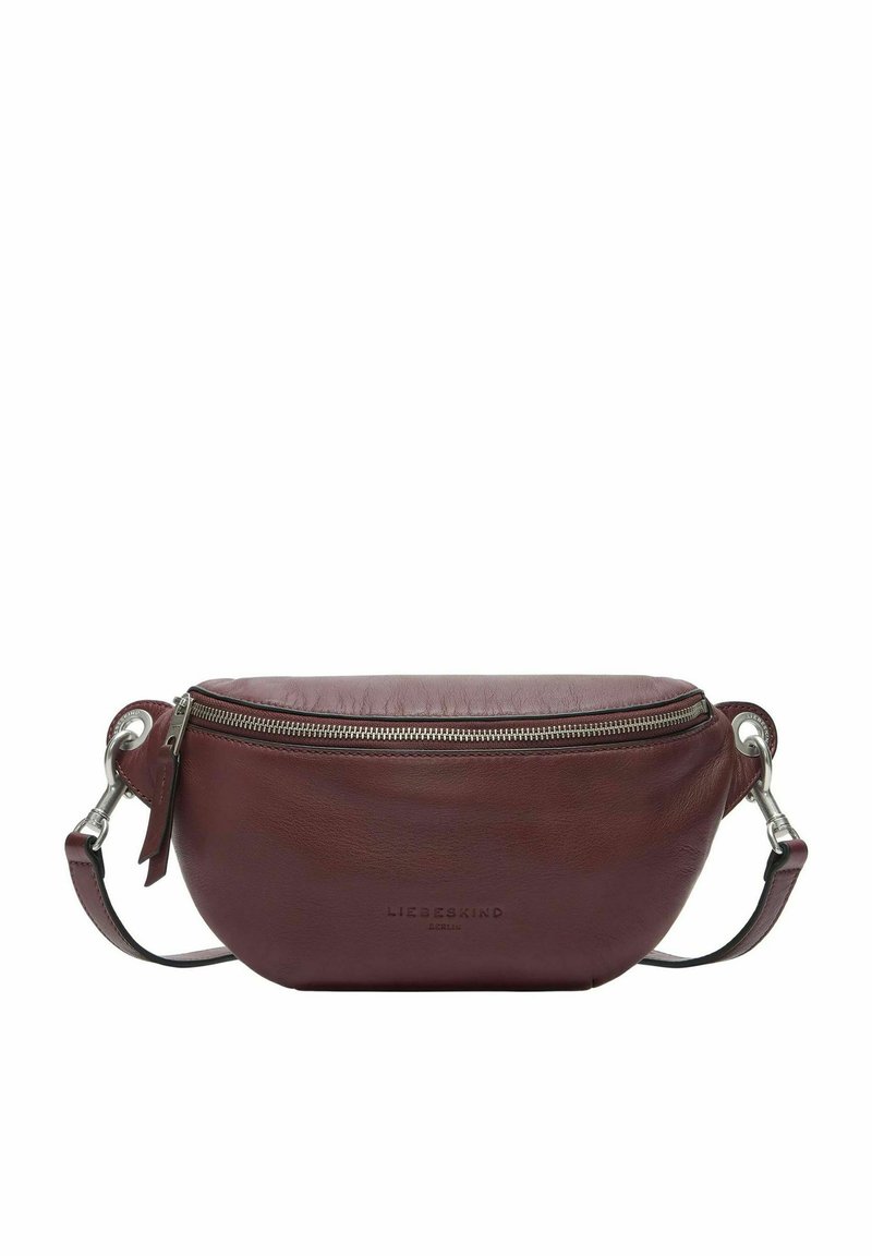 Bordowa torebka na ramię z naturalnej skóry o fakturowanej powierzchni, zamkiem błyskawicznym i regulowanym paskiem. Z przodu znajduje się subtelne wytłoczone logo.