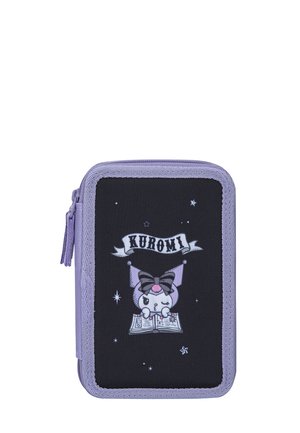 Petite pochette violette et noire avec fermeture éclair, présentant un personnage de dessin animé avec un nœud et un livre ouvert sous le texte "KUROMI", entourée d’étoiles.