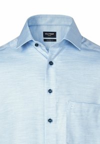 Helles blaues Hemd mit modernem Schnitt, aus strukturierter Baumwolle, mit dunkelblauen Knöpfen und einer Brusttasche mit einem kleinen Logodetail.