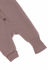 Soehise romper tuhmades violets, ribitud varrukate ja nupuvajutusega. Pehme tekstuur, ümar kuju ning loodud mugavuseks ja soojuseks.