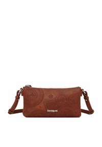 Sac à main en cuir marron avec des motifs circulaires embossés et une fermeture à glissière. Dispose d'une bandoulière amovible et du logo "Desigual".