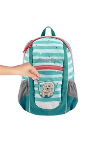 Zaino a righe turchesi e bianche con un patch a forma di cane, dettagli con zip rossa e una tasca laterale in rete per ulteriore spazio di archiviazione.
