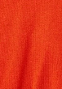 Tissu rouge doux et texturé avec un motif côtelé, présentant une surface lisse et continue et une teinte vibrante. Convient pour la confection de vêtements.