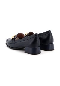 Mocassini in pelle blu con punta arrotondata, tacco basso a bloco e dettagli in metallo dorato. Caratterizzati da una tomaia cucita e una texture liscia.