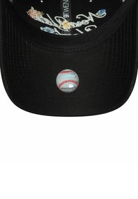 Schwarze Kappe mit bestickten Blumenakzenten am Schirm und einem kleinen weißen und roten Baseball-Graphic auf der Unterseite. Strukturiertes Design.