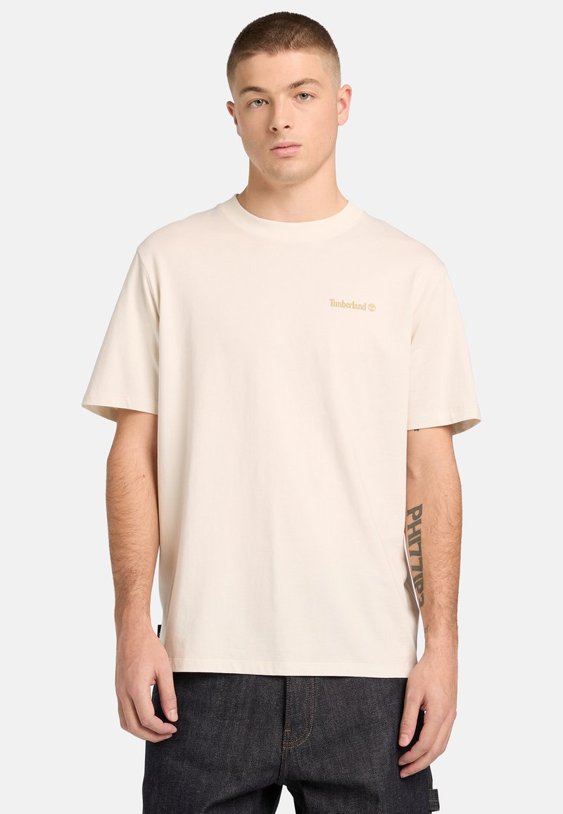 Timberland MAGNET BACK GRAPHIC TEE - Triko s potiskem - natural