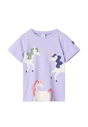 Lila T-shirt met korte mouwen featuring drie eenhoorns met kleurrijke manen en gouden hoorns. Gemaakt van zachte stof met een klassieke pasvorm.