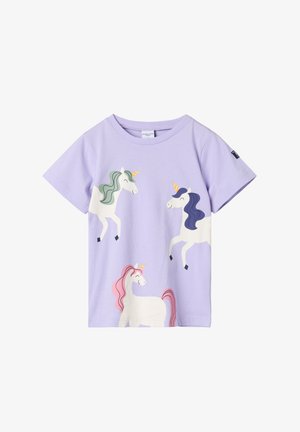 Lila T-shirt met korte mouwen featuring drie eenhoorns met kleurrijke manen en gouden hoorns. Gemaakt van zachte stof met een klassieke pasvorm.