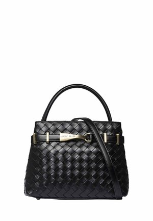 Borsa a mano in pelle nera intrecciata con manico superiore, tracolla staccabile e ferrature dorate con il nome del marchio Marc Ellis inciso.