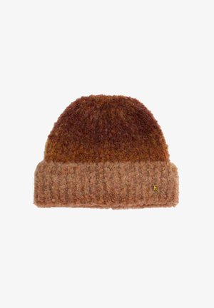 Un bonnet tricoté dans des tons de brun chaud avec une texture douce. Il possède un revers côtelé et une petite étiquette de logo métallique sur le côté.
