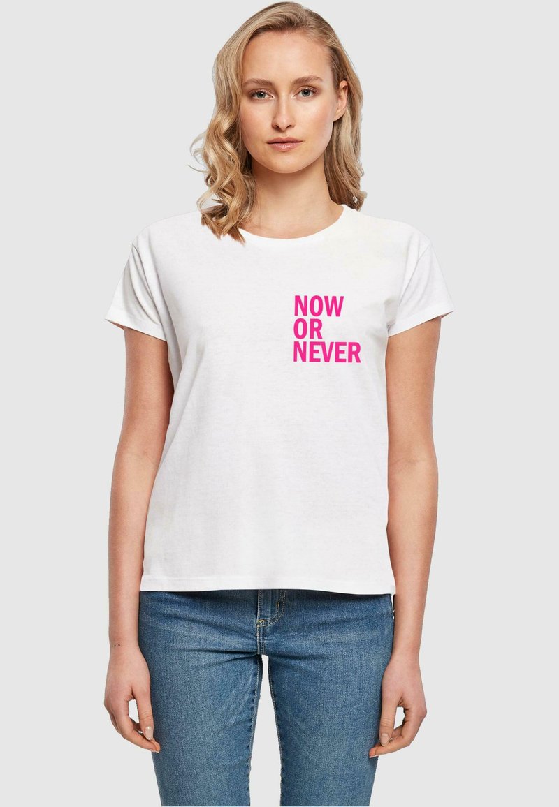 Merchcode NOW OR NEVER BOX TEE - T-shirts print - white