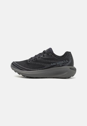 Zapatilla deportiva negra con un upper texturizado, cierre de cordones y una entresuela gris acolchada. Marca destacada en el lateral.