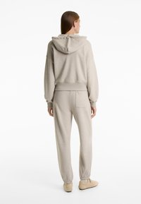 OYSHO RELAXED FIT - Donji dijelovi trenirke - beige