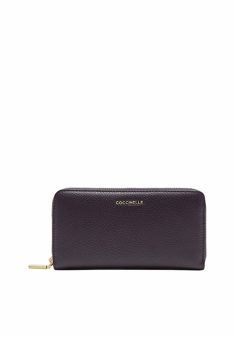 Cartera de cuero morado oscuro con una superficie texturizada, cierre de cremallera y logo de marca en metálico dorado centrado en el frente.