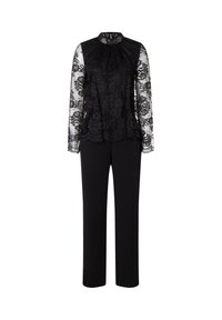 Zwarte kanten blouse met lange mouwen, hoge hals en geplooide details; gecombineerd met zwarte rechte broek. Over het geheel een elegante uitstraling.