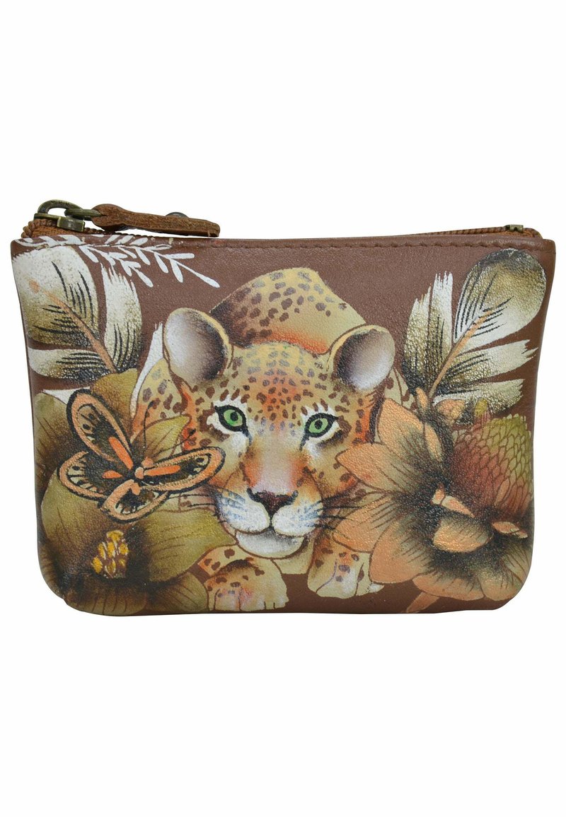 Braune Leder-Pouch mit einer Leopardenillustration, umgeben von Blumen und einem Schmetterling. Reißverschluss oben.
