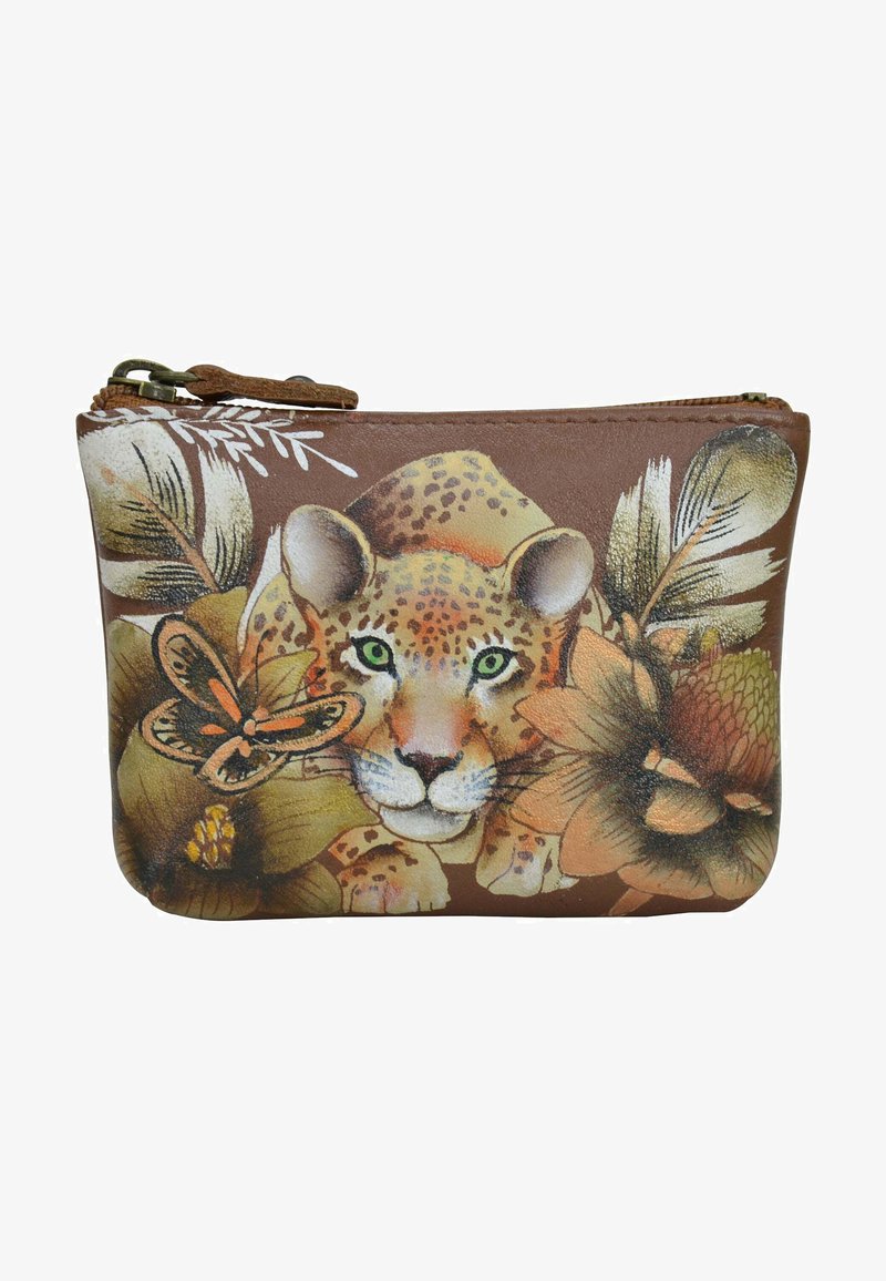 Bruine leren pouch met een luipaardillustratie omringd door bloemen en een vlinder. Ritsluiting aan de bovenkant.
