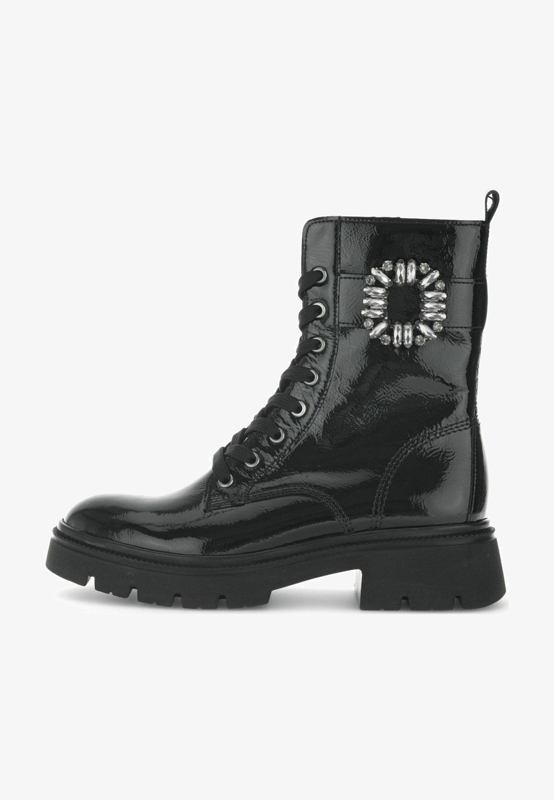 Zwarte lakleren veterschoenen tot de enkel met een chunky zool, voorzien van decoratieve zilveren hardware op de schacht en een gladde, glanzende afwerking.