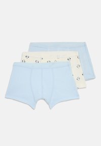 Tre par med boksershorts for gutter i lyseblå, kremfarget med pandaansikter, og blå og hvite striper, stablet på en hvit bakgrunn.