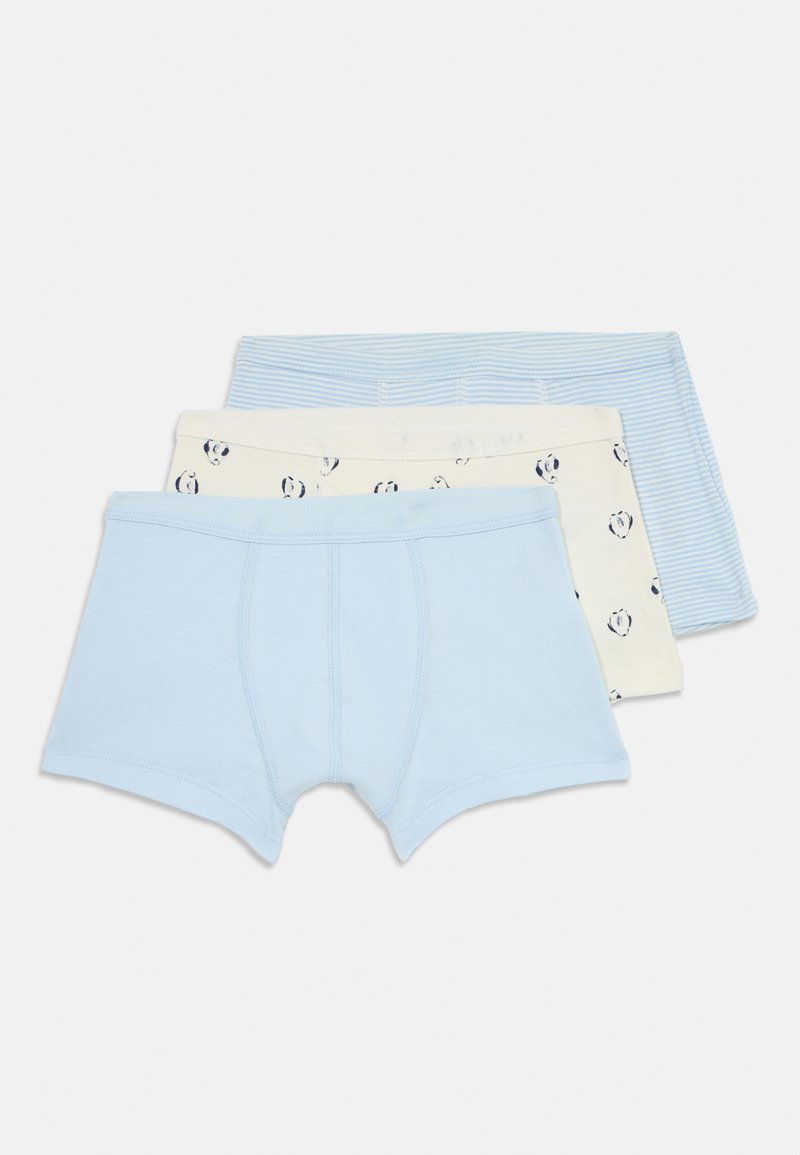 Tre par med boksershorts for gutter i lyseblå, kremfarget med pandaansikter, og blå og hvite striper, stablet på en hvit bakgrunn.