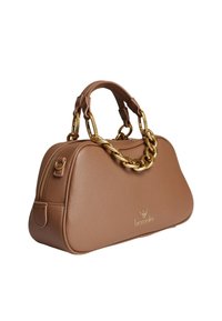 Borsa a mano in pelle marrone con texture, dettagli a catena in tono oro, forma arrotondata e logo sul davanti. Dotata di chiusura con zip.