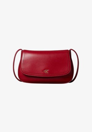 Sac bandoulière en cuir rouge avec rabat incurvé, bords cousus, sangle fine et petit logo CK doré au centre devant.