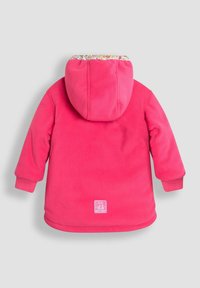 Giacca di pile rosa brillante con cappuccio, polsini a costine e foderatura a fantasia floreale. Presenta una toppa quadrata con logo nella parte inferiore.