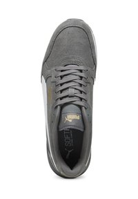 Grau-weißer Puma Sneaker mit Schnürsenkeln, Wildledertextur und goldenem Puma-Logo auf der Zunge und der Seite, von oben betrachtet.