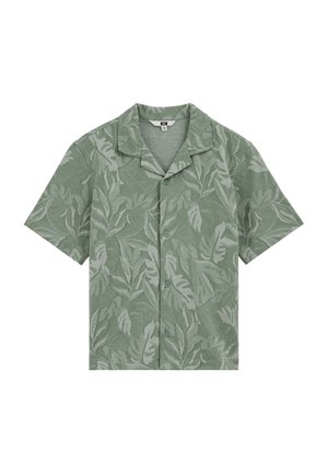 Kurzärmeliges Hemd mit Knopfleiste, grünem Grundton und hellgrünem Blattmuster, ausgestattet mit einem Camp-Kragen und vier Knöpfen auf der Vorderseite.